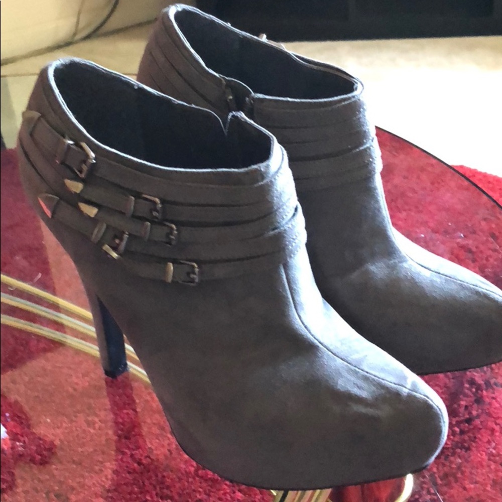 Shoes - Picture 2 of 5